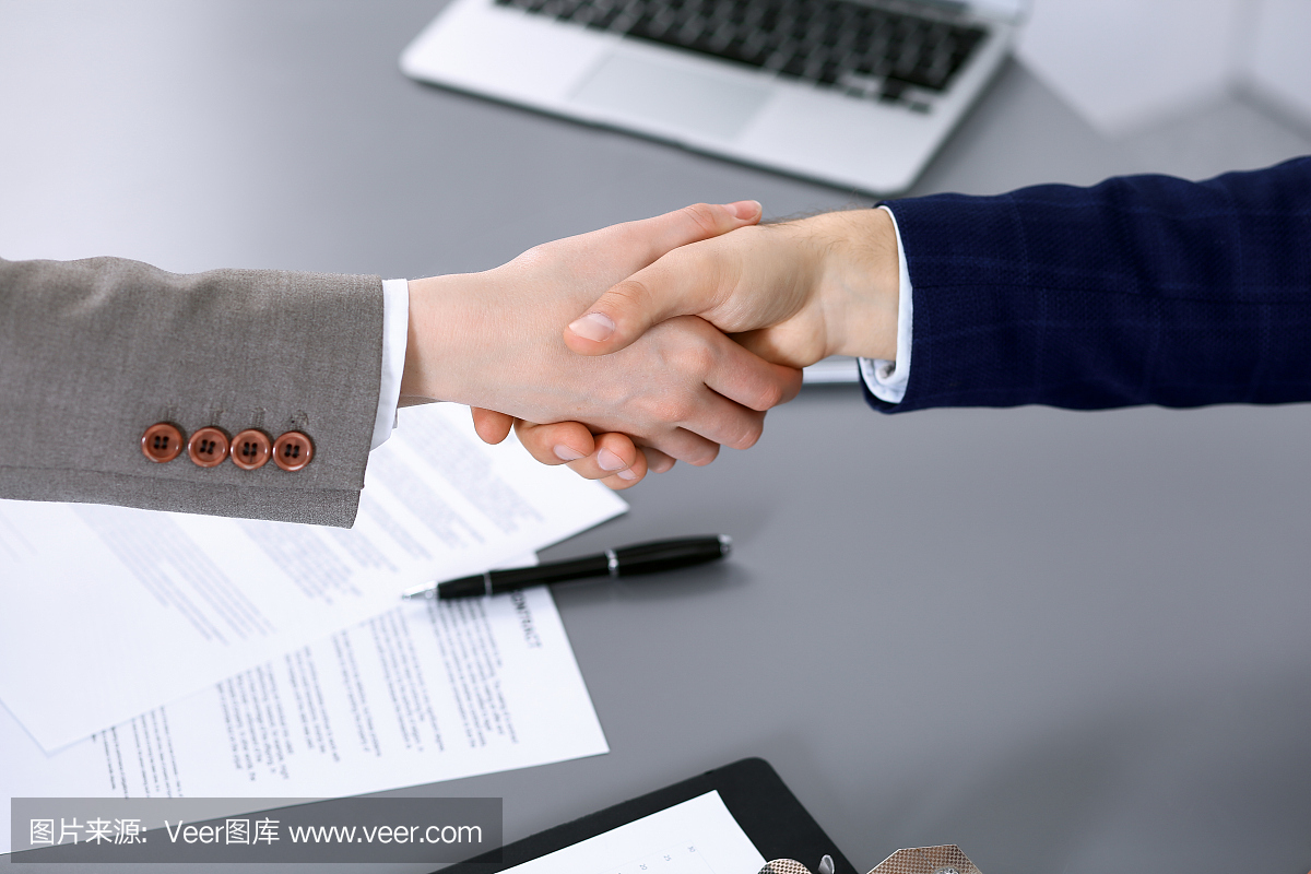 商務(wù)人士握手,結(jié)束會議。文件簽署,協(xié)議和律師咨詢概念